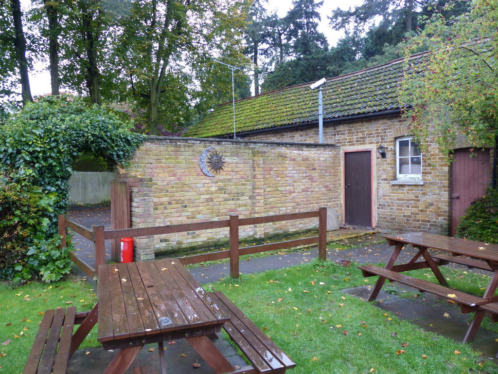 The Sun Inn Englefield Green Exteriér fotografie