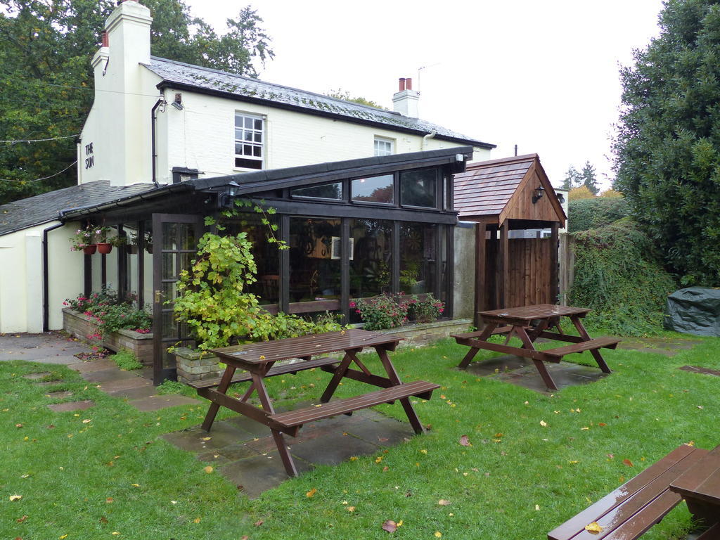 The Sun Inn Englefield Green Exteriér fotografie