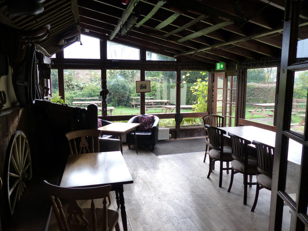 The Sun Inn Englefield Green Exteriér fotografie